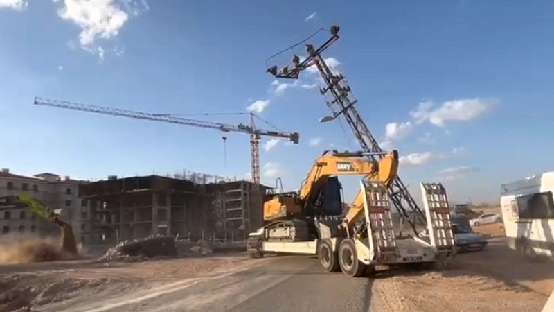 Yeşilyurt İkizce'de İş Makinesi Yüklü Tır Elektrik Direğine Çarptı