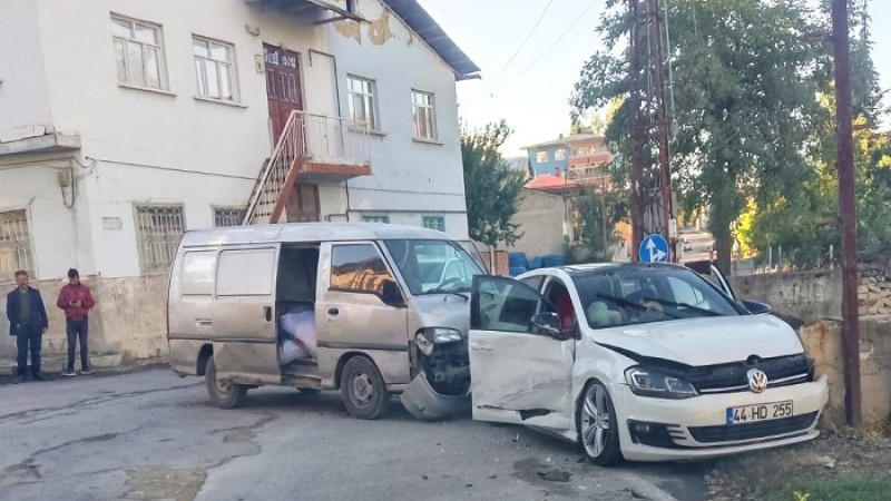 Darende’de Trafik Kazasında Minibüs İle Otomobil Çarpıştı