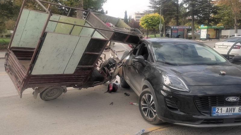 İnönü Caddesi’nde Yine Aynı Nokta Yine Kaza, Önlem Şart