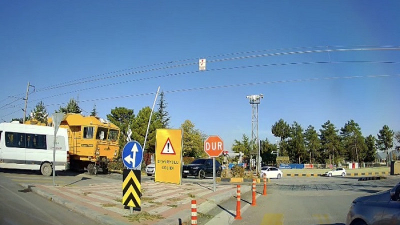 Malatya’da Okul Servisi Trenin Altında Kalmaktan Son Anda Kurtuldu
