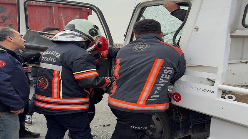 Yeşilyurt'ta Trafik Kazasında Araçta Sıkışan Sürücü Yaralandı
