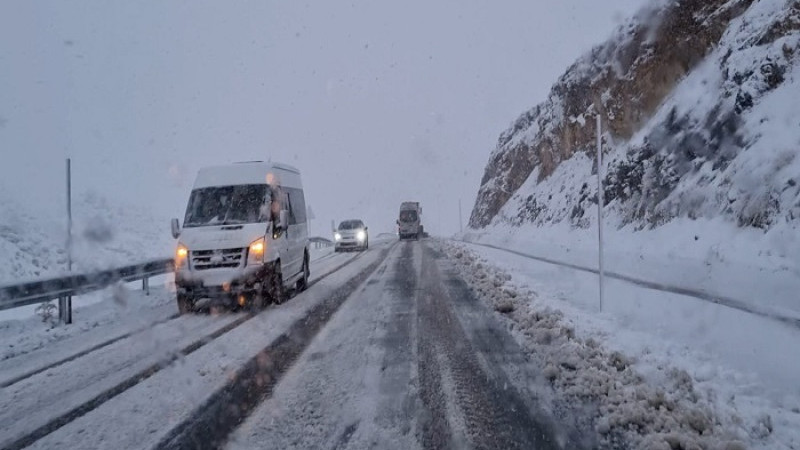 Malatya-Pütürge Yolunda Kar Yağışı Sürücülere Zor Anlar Yaşatıyor