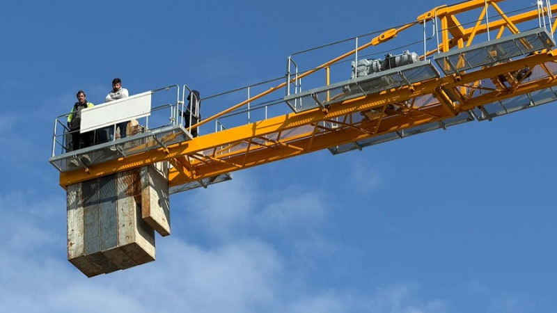 Doğanşehir’de Maaşlarını Alamayan İnşaat İşçileri Kule Vinçe Çıktı