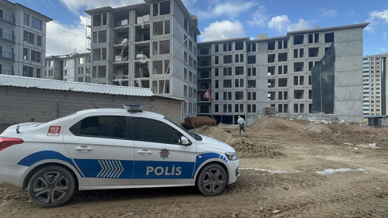 Çöşnük Bozbayır Sokak’ta 6. Kattan Düşen 21 Yaşındaki İşçi Ağır Yaralandı