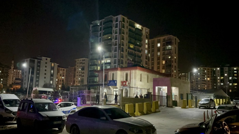 Silahlı Saldırı Sonrası Karakol Önünde Kan Aktı: 2 Kişi Bıçaklandı