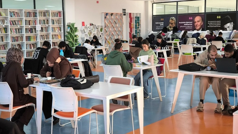 Yeşilyurt Belediyesi Çilesiz Kütüphanesi Gençlerin Buluşma Noktası Oldu