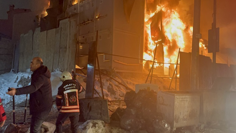 Hamidiye Mahallesinde İşçi Konteyner Yatakhanesinde Yangın Çıktı
