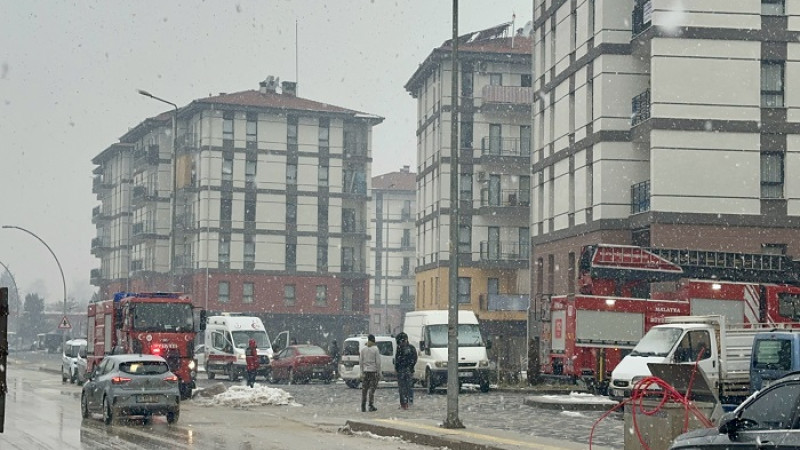 Sanayi Caddesi TOKİ'de Darp Edildiğini İddia Eden İşçi Çatıya Çıktı
