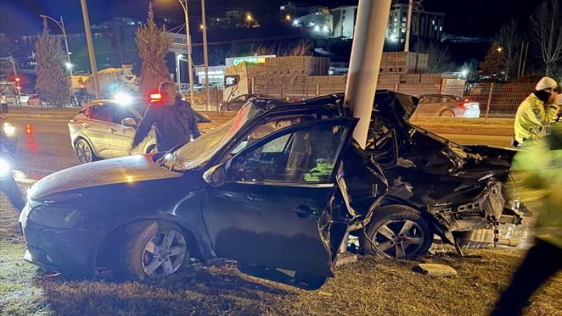 Malatya–Elazığ Karayolunda Otomobil Trambüs Direğine Çarptı: 1 Yaralı