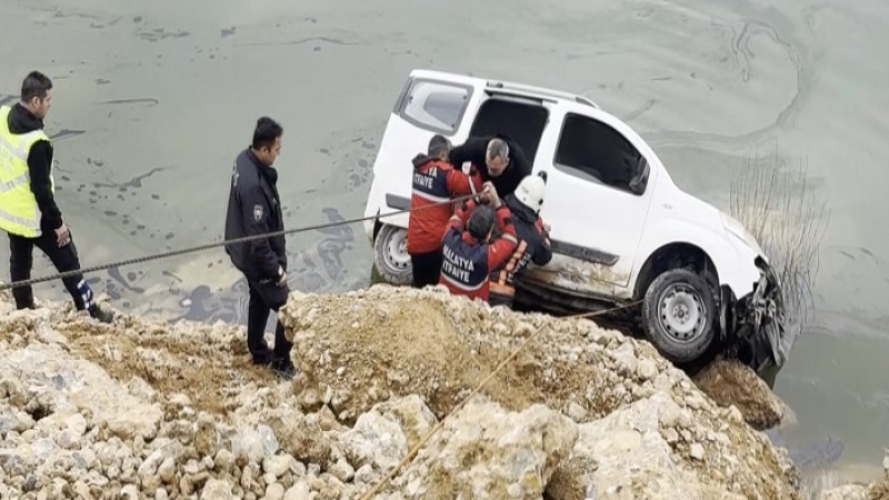 Kazada Bir Araç  Beylerderesi Göletine Düşmekten Son Anda Kurtuldu