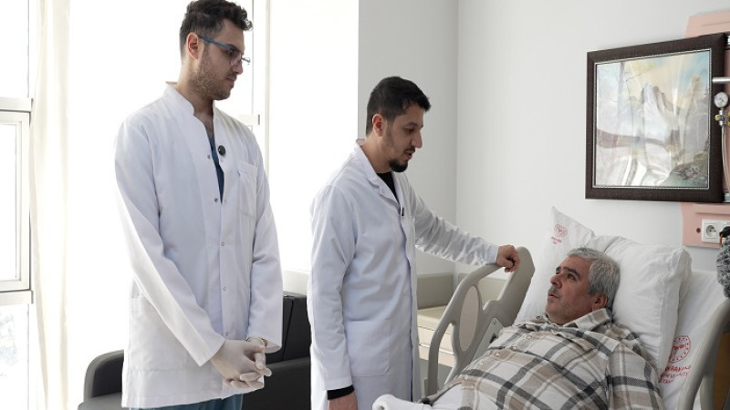 Malatya’da 20 Santimetrelik Dev Kitle Kapalı Yöntemle Çıkarıldı