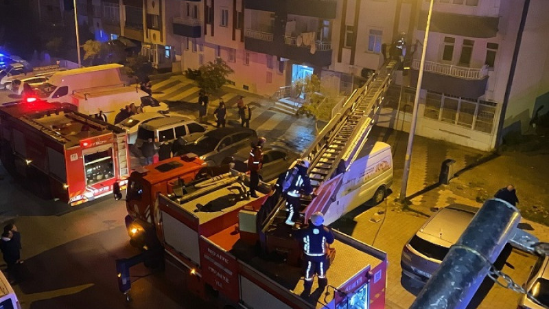 Ataköy Akbay Caddesinde 5 Katlı Binada Korkutan Yangın