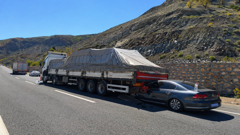 Doğanşehir  Erkenek'te  Otomobil TIR’ın Altına Girdi