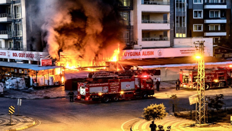 Yeşilyurt Samanlı'da  Bir AVM'de  Çıkan Yangın Korktu