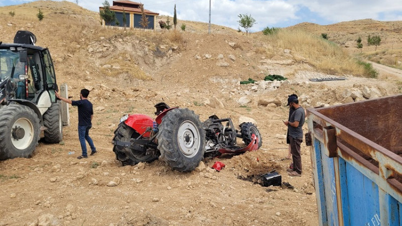 Özal Mahallesi’nde Traktör Şarampole Devrildi 2 Kişi Yaralandı