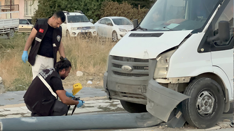 Melekbaba'da Kamyonet Yayaya Çarptı, Direği Kırarak Kaldırıma Çıktı