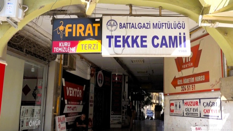 Kışla Caddesi’ndeki Tekke Cami ve Altındaki İş Yerleri Mühürlendi