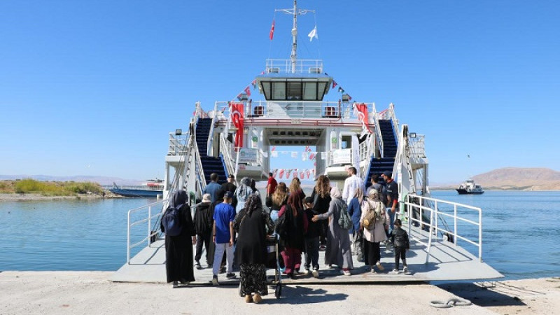 TÖTM’de Tedavi Gören Çocuklar Karakaya Barajında Feribotla Gezdirildi