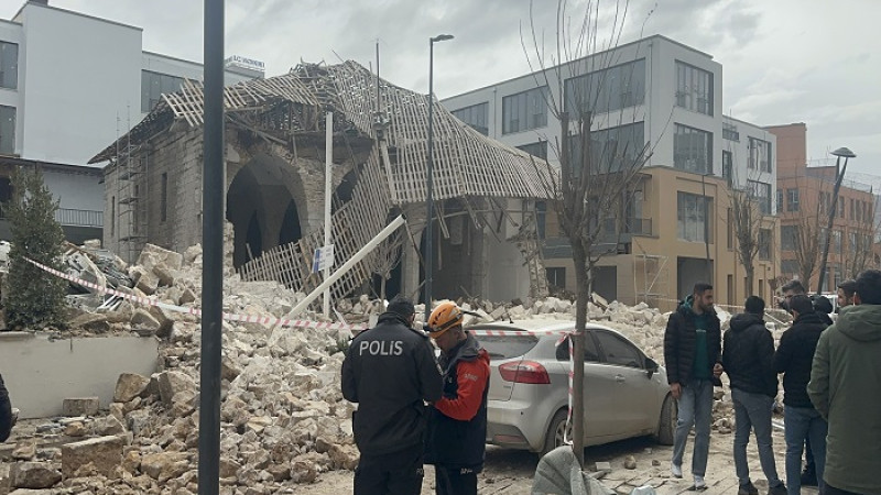 Restorasyon Çalışması Yapılan Tarihi Çınarlı Camide Çökme: 1 Yaralı