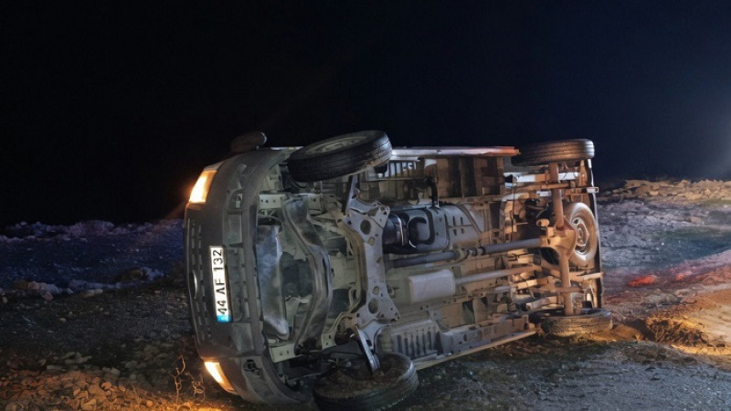 Doğanşehir Erkenek'de Kontrolden Çıkan Minibüs Devrildi