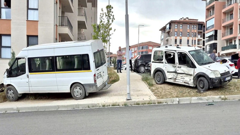 Yeşilyurt'ta Minibüs ile Hafif Ticari Araç Çarpıştı: 2 Yaralı