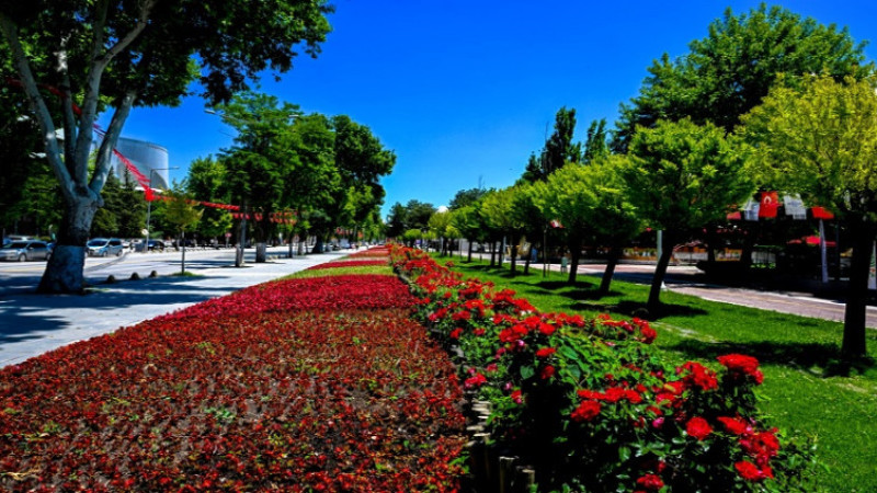 Malatya’da Parklar ve Kavşaklar Çiçeklerle Süslendi