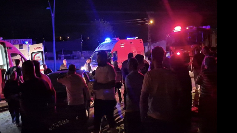 Kaynarca'da Virajı Alamayan Otomobil Kaza Yaptı. 3  Kişi Yaralandı