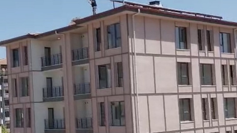 Çöşnük'te TOKİ'de  Parasını Alamayan İşçi Çatıya Çıkıp Eylem Yaptı