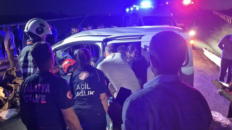 Tek Şeride Düşen Yolda Feci Kaza, İki Araç Kafa Kafaya Çarpıştı