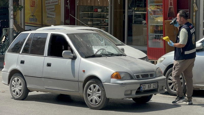 İpek Caddesi’nde Yolun Karşısına Geçerken Otomobil Çarptı