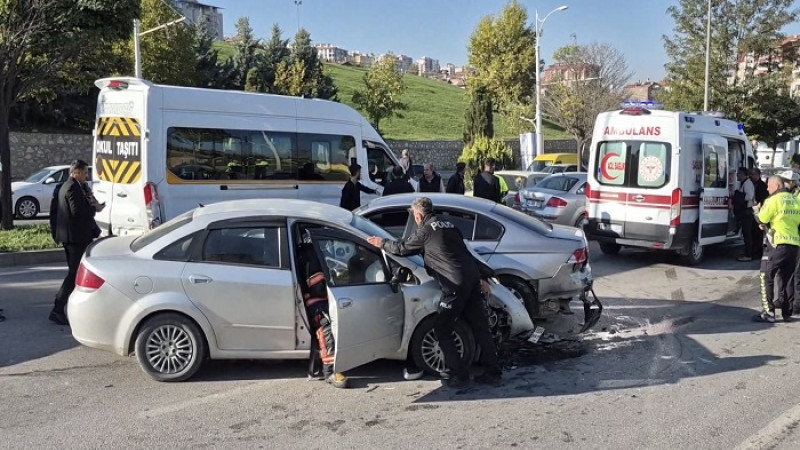 Çöşnük Kavşağında 6 Aracın Karıştığı Kazada 3 Kişi Yaralandı